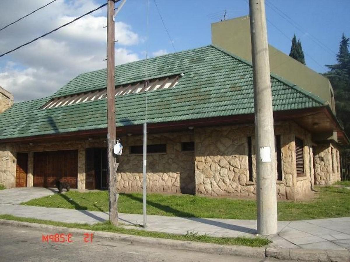 5 bedrooms House in Moron, Argentina No. 1588