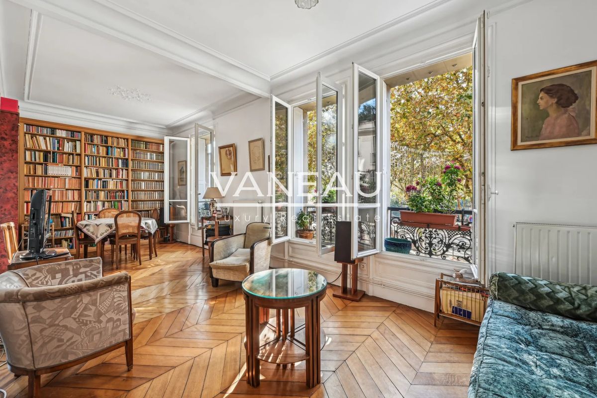 2 bedrooms Apartment in Paris, France No. 168425