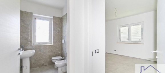 4 rooms Villa in Ciampino, Italy No. 24580 9