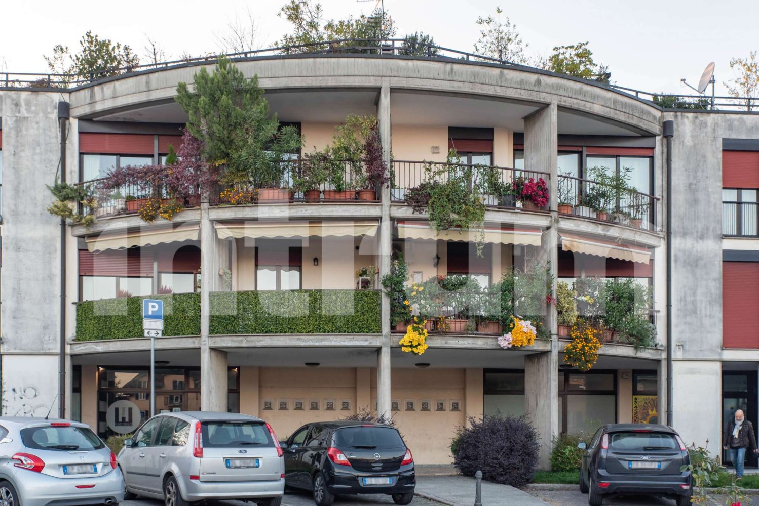 247m² Commercial property in Cassano Magnago, Italy No. 358638