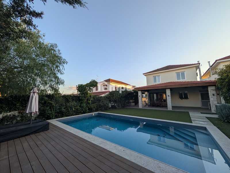 4 bedrooms Commercial property in Lakatamia, Cyprus No. 18639