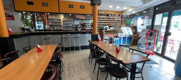 80m² Commercial property in Luynes, France No. 61132 3