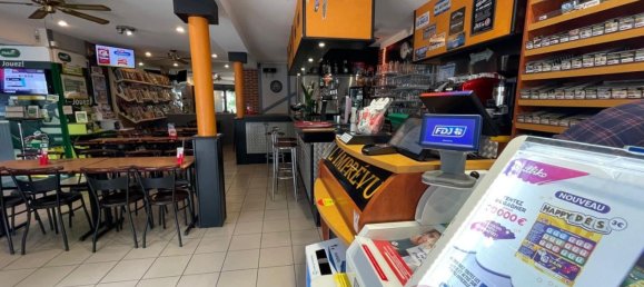 80m² Commercial property in Luynes, France No. 61132 4