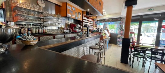 80m² Commercial property in Luynes, France No. 61132 9