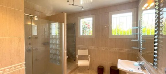 4 bedrooms House in Valence, France No. 363349 10