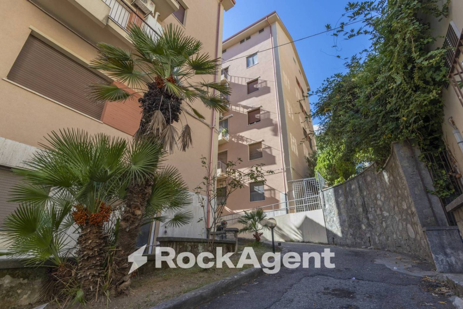 Apartamento de 2 dormitorios en Catanzaro, Italy No. 300388