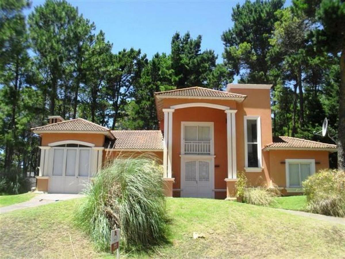 3 bedrooms House in Mar del Plata, Argentina No. 80934