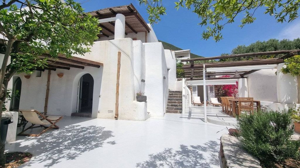 Villa de 4 dormitorios en Leni, Italy No. 151177