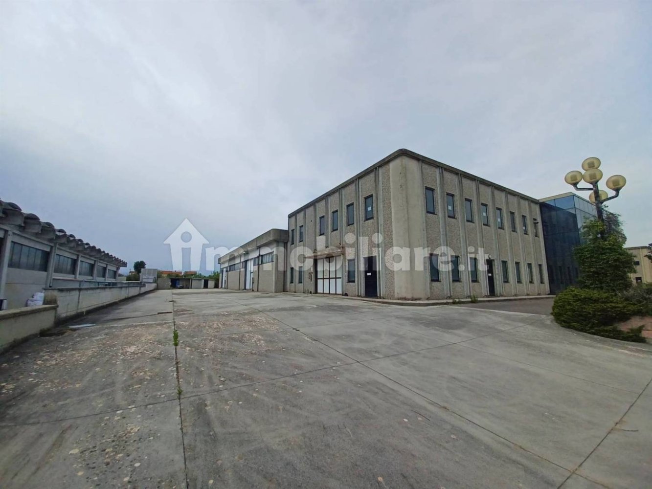 Склад 4430м² в Ларчано, Италия № 178845