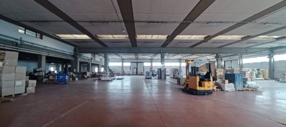 Склад 4430м² в Ларчано, Италия № 178845 10