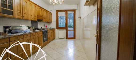 5 rooms Apartment in Prato, Italy No. 38754 5