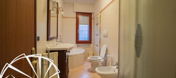 5 rooms Apartment in Prato, Italy No. 38754 27