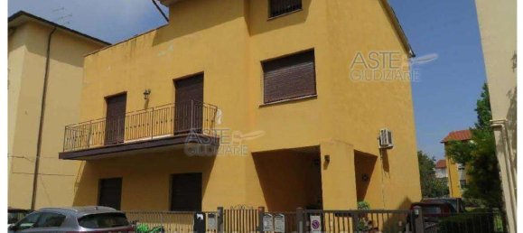 4 rooms Apartment in Arezzo, Italy No. 200028 3