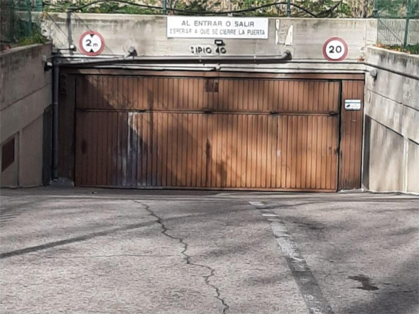  Garage in Madrid, Spain No. 189338