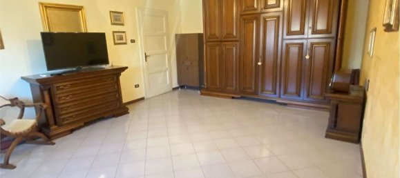 4 bedrooms Apartment in Prato, Italy No. 371933 9