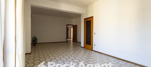 5 rooms Apartment in Catanzaro, Italy No. 107975 4
