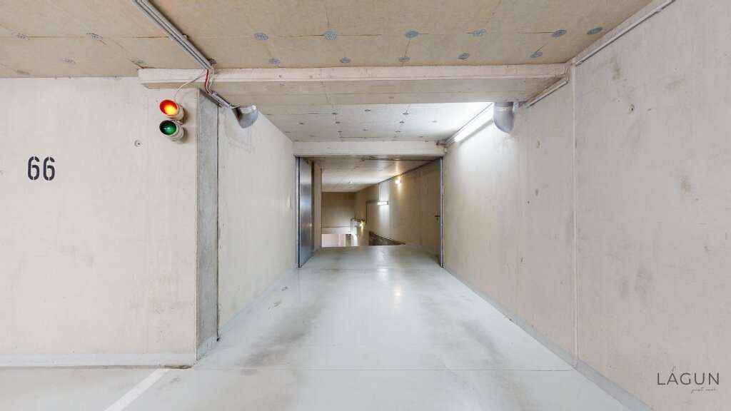  Parking in Penzing, Austria No. 25705