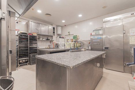 150m² Commercial property in Rio de Mouro, Portugal No. 87688