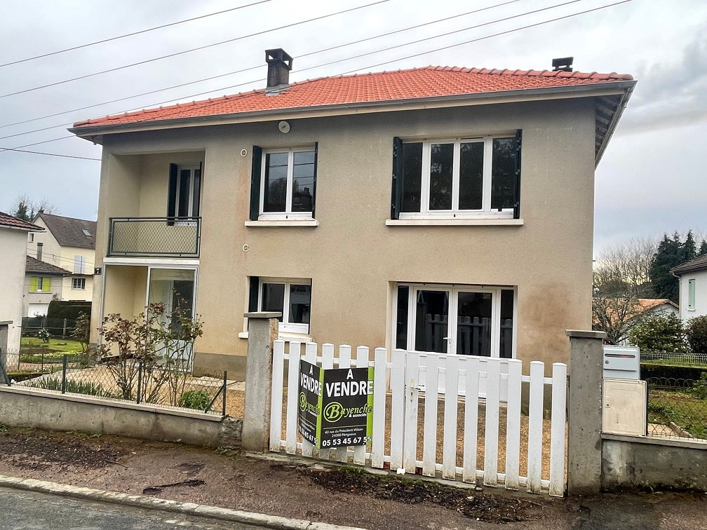 Casa de 3 dormitorios en Thiviers, France No. 109596