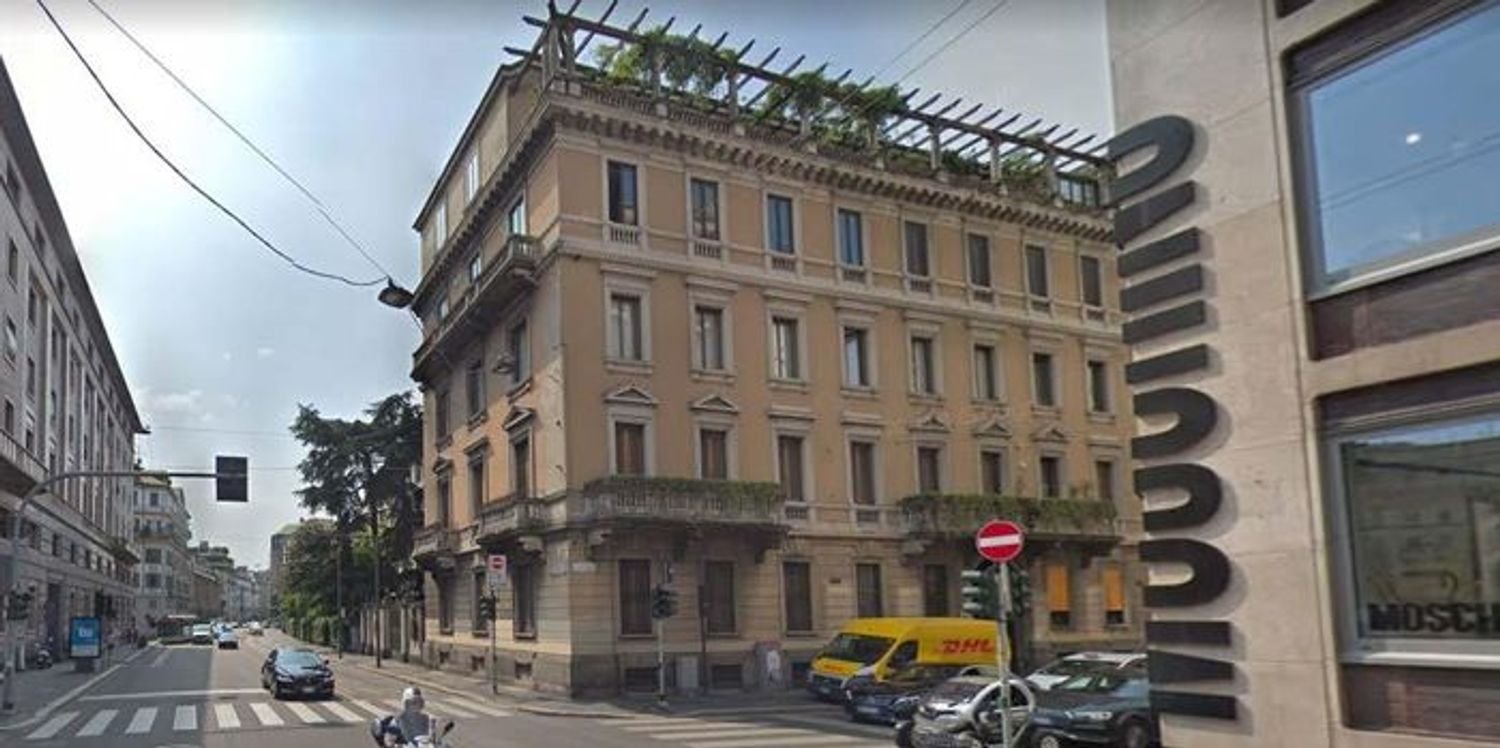 8 rooms Apartment in Milan, Italy No. 248294