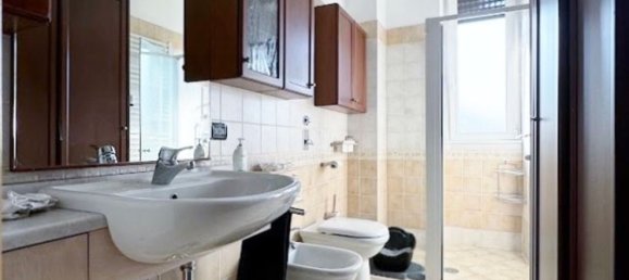 3-salle Appartement à Monza, Italy No. 234742 9