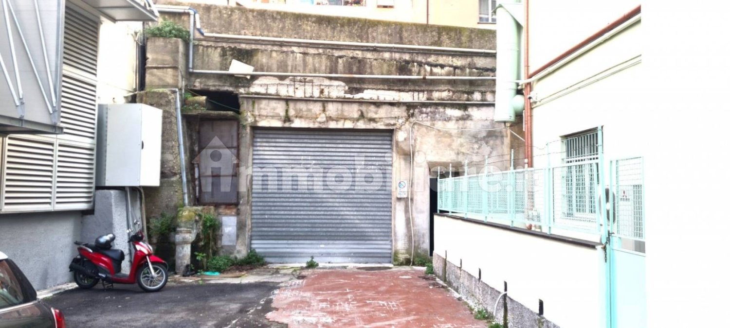 356m² Warehouse in Genoa, Italy No. 113943