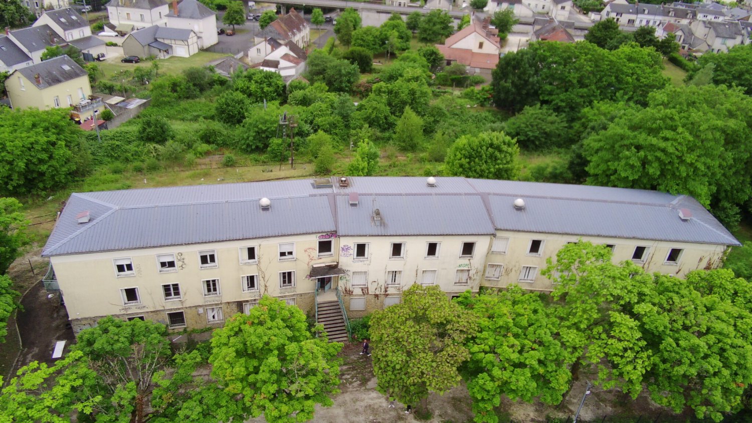 Bâtiment à Saint-Doulchard, France 1134m² No. 57003