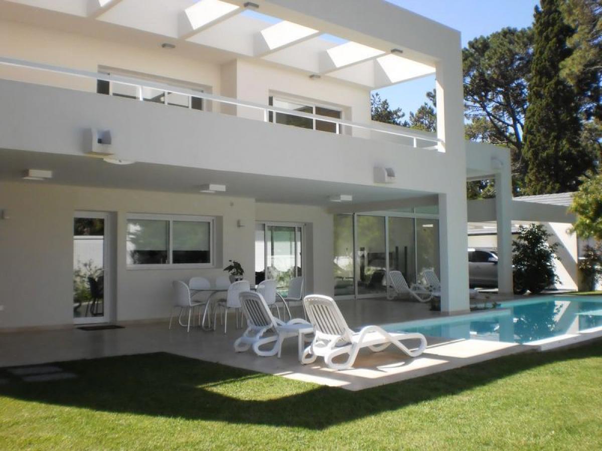 Casa de 4 dormitorios en Maldonado, Uruguay No. 12161