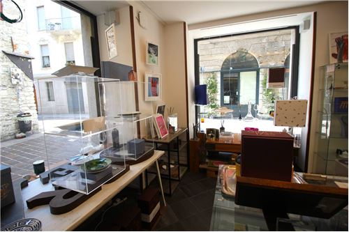 3 rooms Commercial property in Como, Italy No. 279200