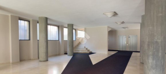 3 rooms Apartment in Bergamo, Italy No. 38776 3