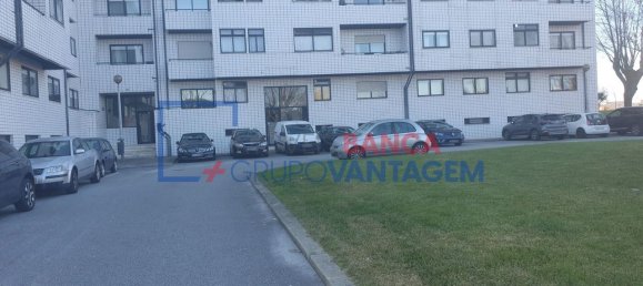 3 bedrooms Apartment in Senhora da Hora, Portugal No. 214475 2