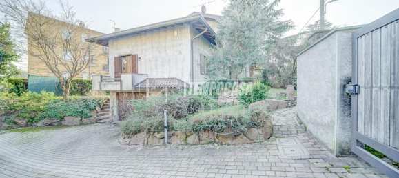 4 rooms Villa in Carnago, Italy No. 11599 30