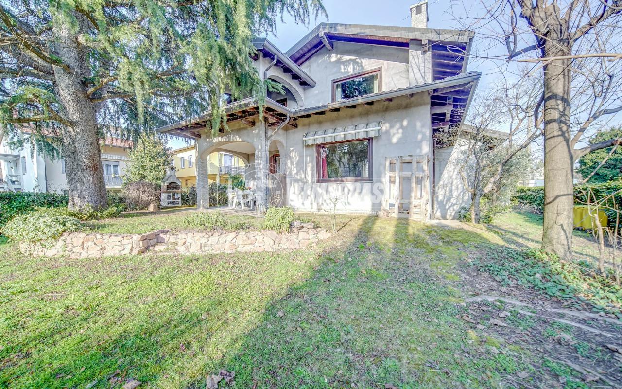 4 rooms Villa in Carnago, Italy No. 11599