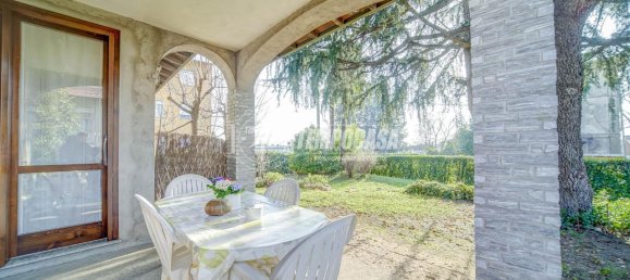 4 rooms Villa in Carnago, Italy No. 11599 2