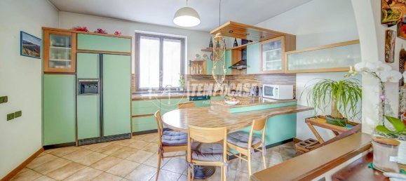 4 rooms Villa in Carnago, Italy No. 11599 8