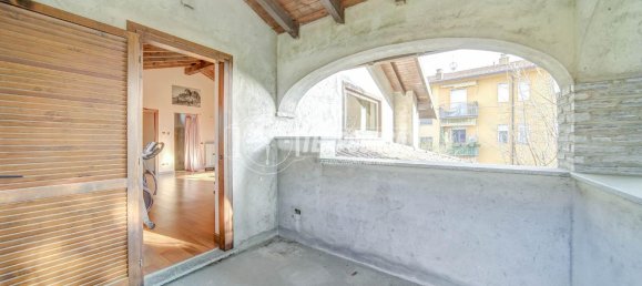 4 rooms Villa in Carnago, Italy No. 11599 23