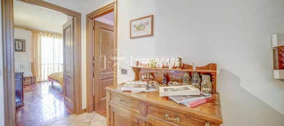 4 rooms Villa in Carnago, Italy No. 11599 12