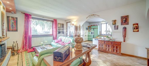 4 rooms Villa in Carnago, Italy No. 11599 6