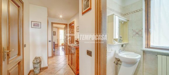 4 rooms Villa in Carnago, Italy No. 11599 10