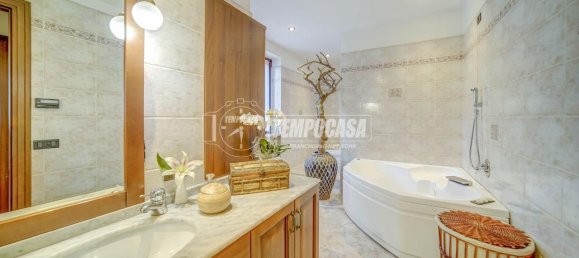 4 rooms Villa in Carnago, Italy No. 11599 15