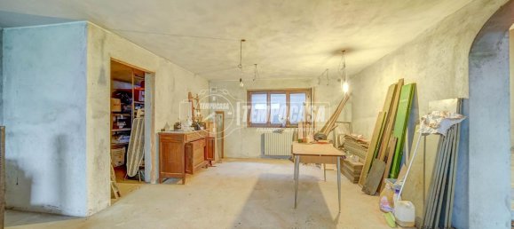 4 rooms Villa in Carnago, Italy No. 11599 25