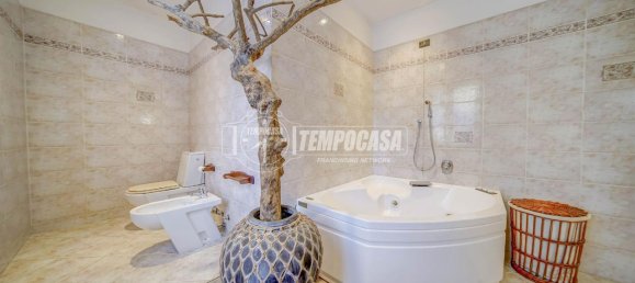 4 rooms Villa in Carnago, Italy No. 11599 16