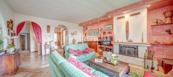 4 rooms Villa in Carnago, Italy No. 11599 7