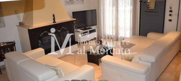 4 bedrooms Villa in Viareggio, Italy No. 39701 2