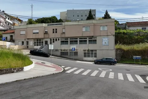 Bâtiment à Fanzeres, Portugal 202m² No. 262833