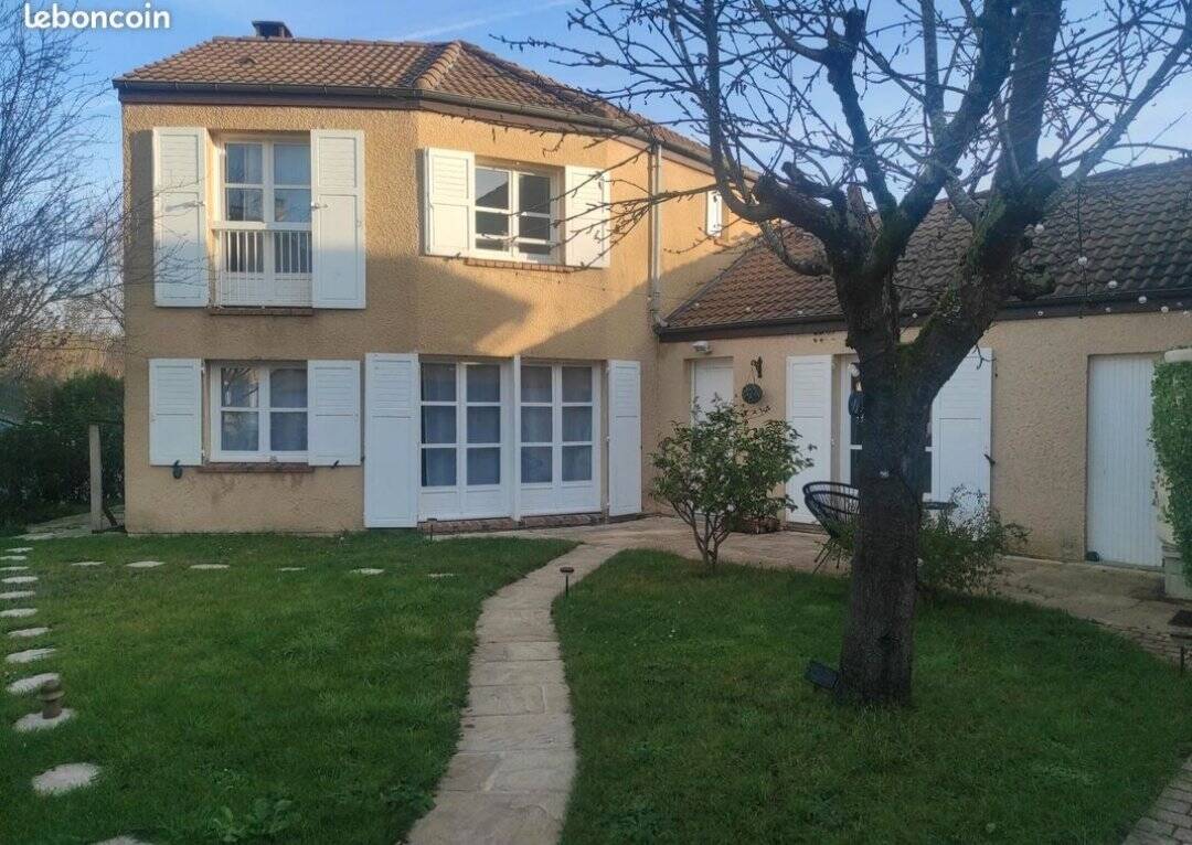 4 bedrooms House in Guyancourt, France No. 329948