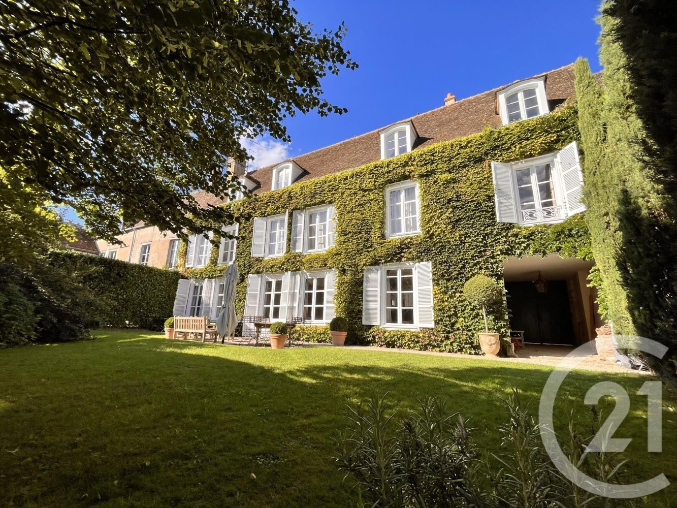 5 bedrooms House in Chartres, France No. 95162