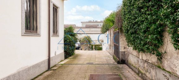 2 bedrooms Apartment in Milan, Italy No. 241531 11