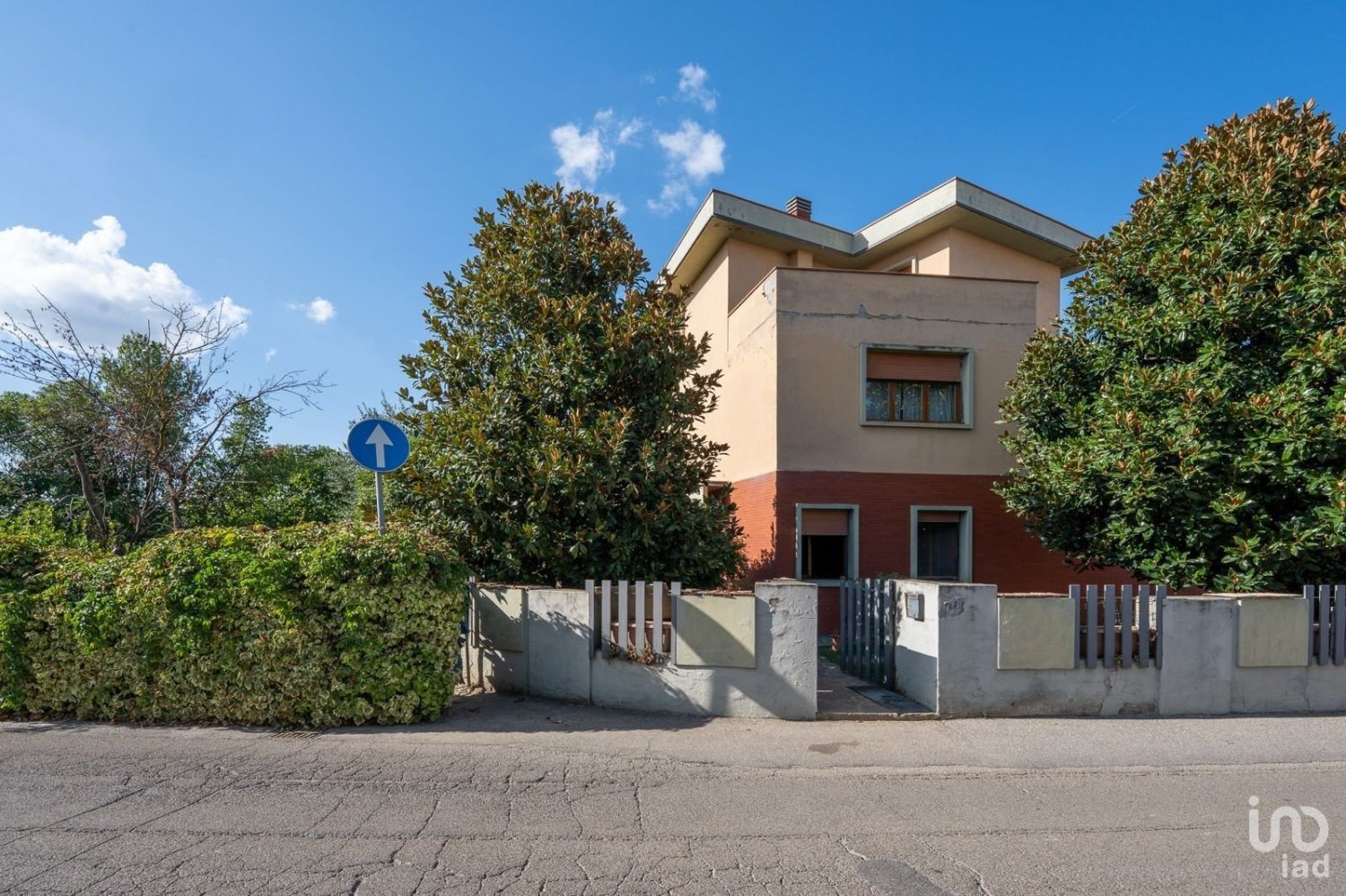 4 bedrooms Villa in Campi Bisenzio, Italy No. 385682