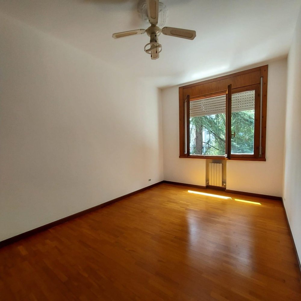 Apartamento de 4 dormitorios en Reggio Emilia, Italy No. 310947